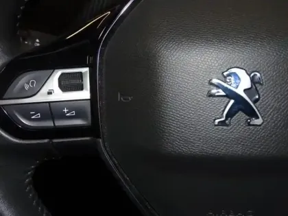 Photo 13 Peugeot 208  e- 136ch Style