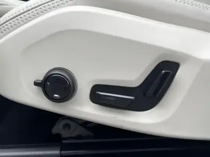 Photo 15 Volvo XC60  T6 Hybride Rechargeable 253 + 145ch Plus Style Chrome Geartronic 8 AWD