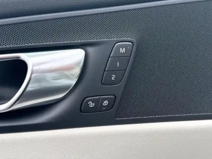 Photo 13 Volvo XC60  T6 Hybride Rechargeable 253 + 145ch Plus Style Chrome Geartronic 8 AWD