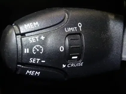 Photo 14 Peugeot 208  e- 136ch Style