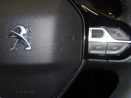 Photo 13 Peugeot 208  e- 136ch Style