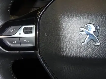 Photo 12 Peugeot 208  e- 136ch Style