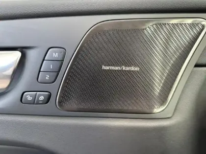 Photo 14 Volvo XC60  T6 Hybride Rechargeable 253 + 145ch Plus Style Dark Geartronic 8 AWD