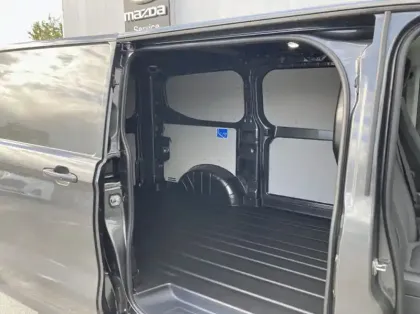 Photo 8 Ford Custom Fg 320 L1H1 Electrique 160 kW 218ch Batterie 64 kWh Limited