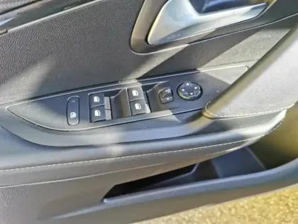 Photo 17 Peugeot 208 GT Line 136 ch