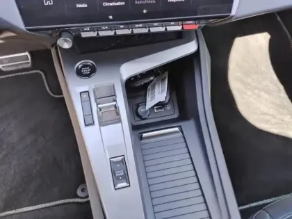 Photo 23 Peugeot 408  Hybrid 136 e-DCS6 GT