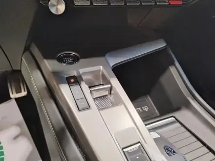 Photo 23 Peugeot 408  Hybrid 136 e-DCS6 GT