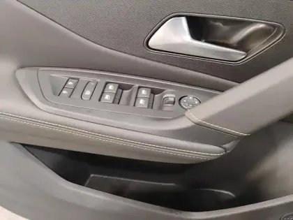 Photo 19 Peugeot 408  Hybrid 136 e-DCS6 GT