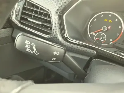 Photo 16 Volkswagen T-cross  1.0 TSI 115 Start/Stop BVM6 R-Line