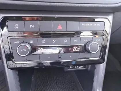 Photo 12 Volkswagen T-cross  1.0 TSI 115 Start/Stop BVM6 R-Line