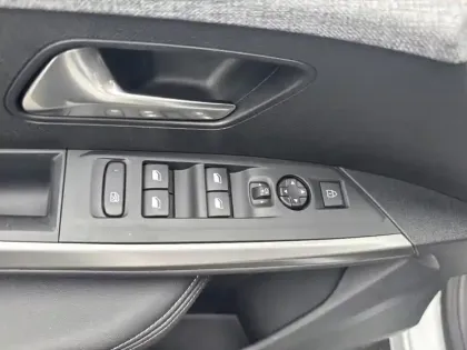 Photo 19 Peugeot 3008  Hybrid 136 e-DCS6 Allure