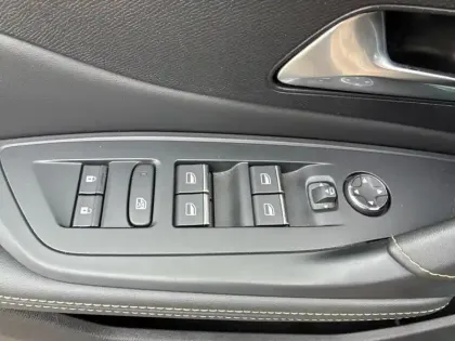 Photo 17 Peugeot 408  PHEV 225 e-EAT8 First Edition