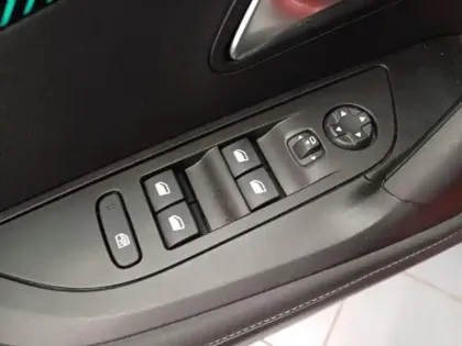 Photo 12 Peugeot 2008  1.2 PureTech 130ch S&S GT EAT8