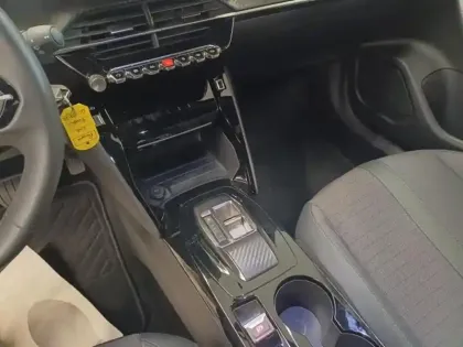 Photo 14 Peugeot 2008  1.2 PureTech 130ch S&S GT EAT8