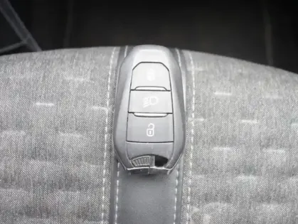 Photo 13 Peugeot 2008  e- 136ch Roadtrip