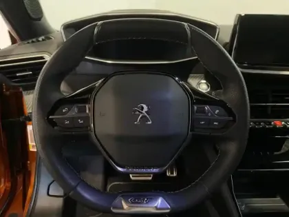 Photo 12 Peugeot 2008  e- 136ch GT