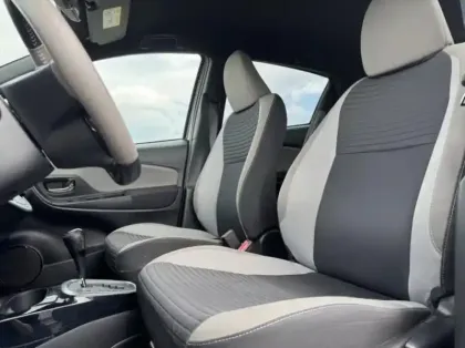 Photo 13 Toyota Yaris  100h Collection 5p