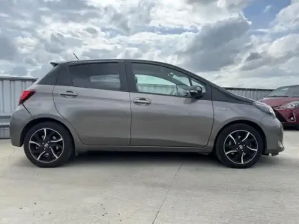 Photo 5 Toyota Yaris  100h Collection 5p