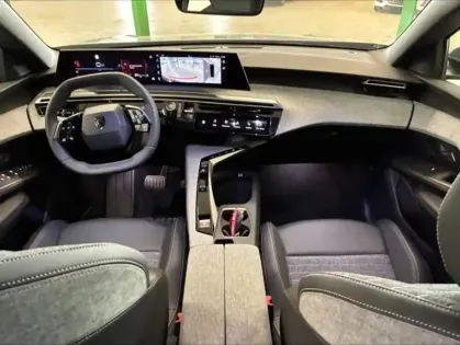 Photo 14 Peugeot 5008  Hybrid 145ch Allure e-DCS6