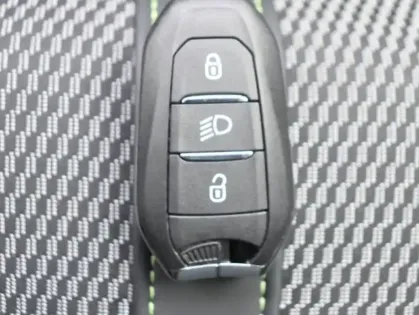 Photo 13 Peugeot 208  1.2 Hybrid 110ch GT e-DCS6