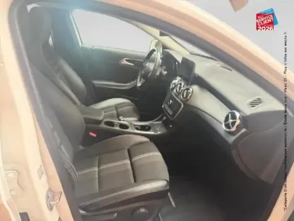 Photo 19 Mercedes GLA  180 Intuition 7G-DCT