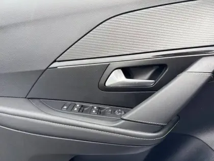 Photo 19 Peugeot 208  Electrique 50 kWh 136ch