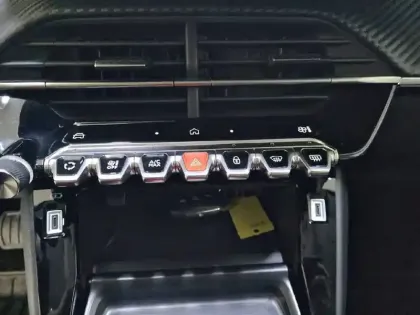 Photo 24 Peugeot 208  Hybrid 100 e-DCS6