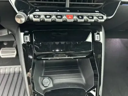 Photo 23 Peugeot 208  Hybrid 145 ch e-DCS6