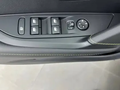 Photo 18 Peugeot 208  Hybrid 145 ch e-DCS6