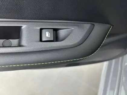 Photo 14 Peugeot 208  Hybrid 145 ch e-DCS6