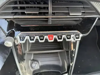 Photo 23 Peugeot 208  Electrique 50 kWh 136ch