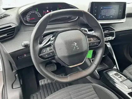 Photo 8 Peugeot 2008  PureTech 130 S&S EAT8