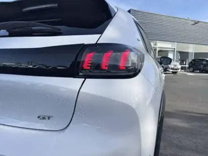 Photo 16 Peugeot 208  PureTech 100 S&S EAT8