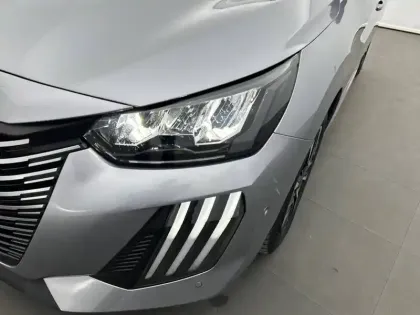 Photo 15 Peugeot 208  Hybrid 100 e-DCS6