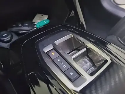 Photo 13 Peugeot 208  Electrique 50 kWh 136ch