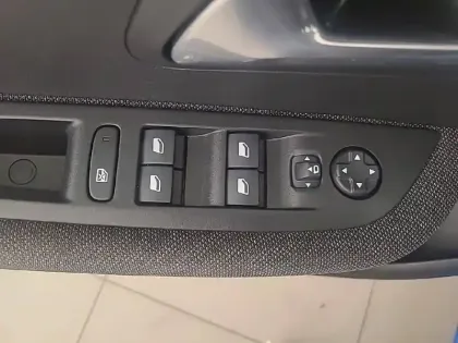 Photo 21 Peugeot 208  Electrique 50 kWh 136ch