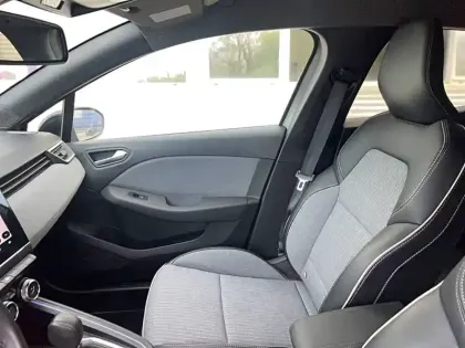 Photo 16 Renault Clio  E-Tech full hybrid 145