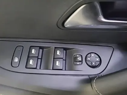 Photo 30 Peugeot 2008  BlueHDi 100 S&S BVM6