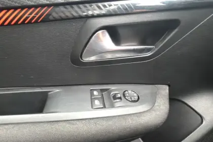 Photo 24 Peugeot 208  PureTech 100 S&S BVM6