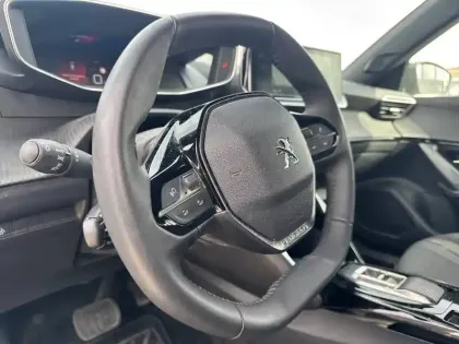 Photo 8 Peugeot 2008  PureTech 130 S&S EAT8