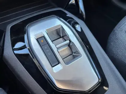 Photo 13 Peugeot 208  Hybrid 110 ch e-DCS6