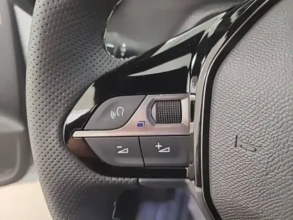 Photo 43 Peugeot 208  Electrique 50 kWh 136ch