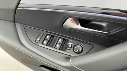Photo 13 Peugeot 2008  Hybrid 145 e-DCS6