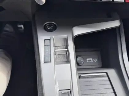 Photo 13 Peugeot 408  Hybrid 145 e-DCS6