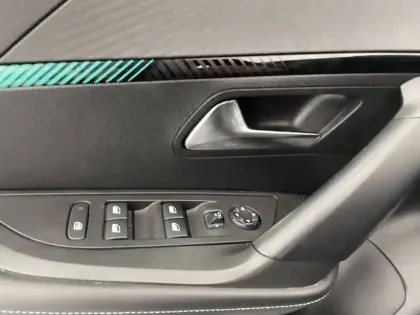 Photo 31 Peugeot 2008  PureTech 130 S&S BVM6