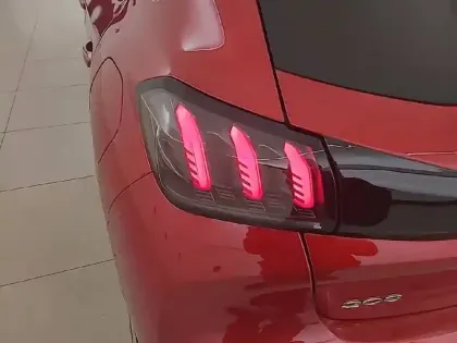 Photo 16 Peugeot 208  PureTech 100 S&S EAT8