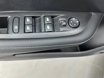 Photo 18 Peugeot 208  Hybrid 110 ch e-DCS6