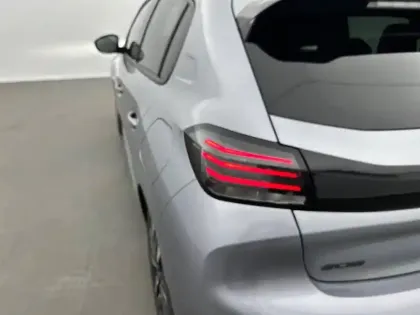 Photo 16 Peugeot 208  Hybrid 110 ch e-DCS6