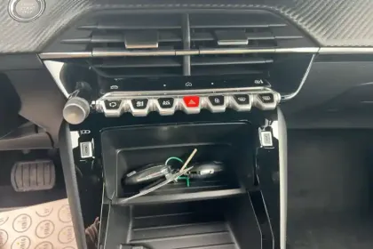 Photo 13 Peugeot 2008  Electrique 54 kWh 156 ch