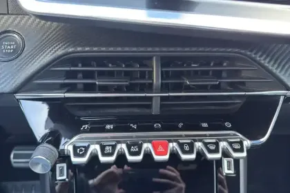 Photo 24 Peugeot 208  PureTech 130 S&S EAT8